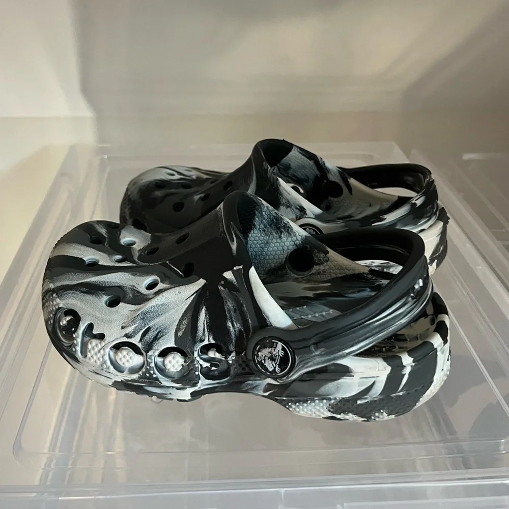 Toddler/Kids black and white marbled crocs - Picture 3 of 4